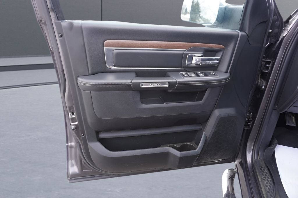 2017 RAM 1500 Laramie Crew Cab 4x4 6'4' Box