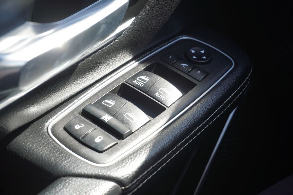 2023 RAM 1500 Laramie Crew Cab 4x4 5'7' Box