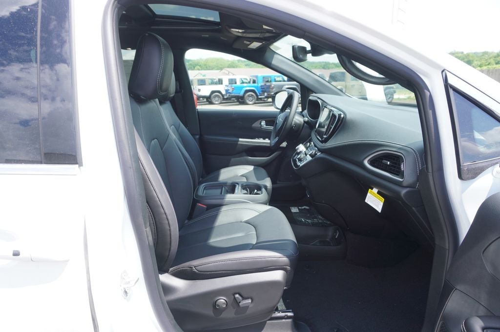 2027 Chrysler Pacifica PACIFICA SELECT AWD