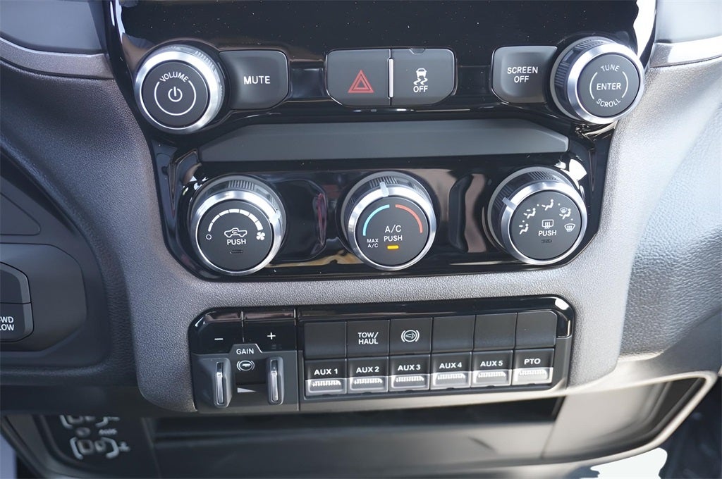 2026 RAM Ram 5500 Chassis Cab RAM 5500 TRADESMAN CHASSIS CREW CAB 4X4 84' CA